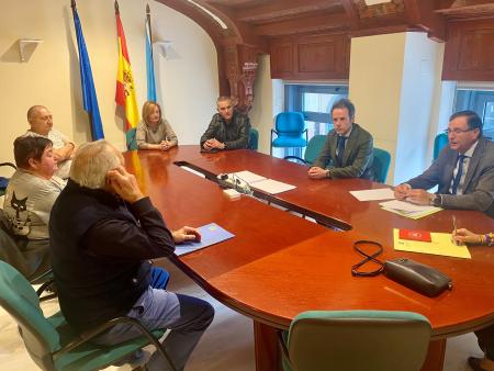 El Ayuntamiento de Oviedo recibe al alcalde de Morcín y vecinos del municipio para explicarles el alcance de las obras de reparación que se van a realizar en el Canal del Aramo