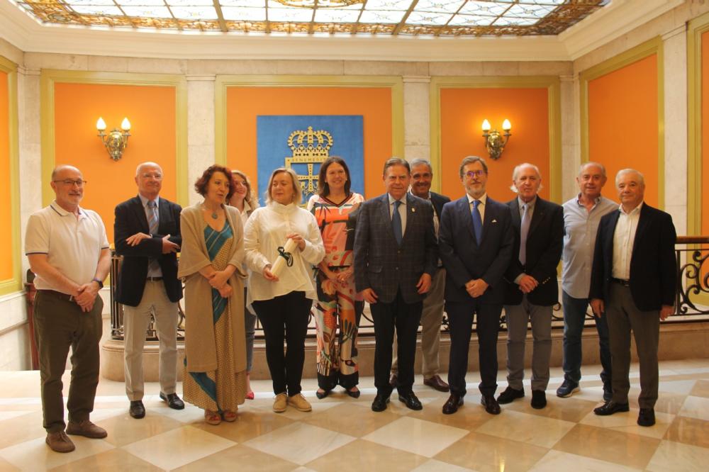 Imagen El alcalde de Oviedo recibe a integrantes de la última junta directiva del antiguo Colegio de Titulados Mercantiles y Empresariales de Asturias, fusionado con el Colegio de Economistas