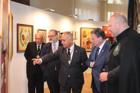 Alfredo Canteli visita la exposición de la Hermandad y Cofradía de los Estudiantes de Oviedo