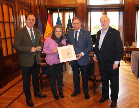 El Ayuntamiento de Oviedo recibe la donación de un cuadro de la artista francesa Melissa Losano, perticipante en la última edición de la Bienal Internacional de Pintura al Pastel
