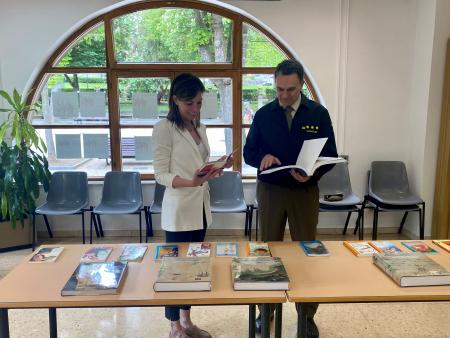 La Delegación de Defensa en Asturias dona a la Biblioteca de la Granja varios volúmenes para adultos y niños con motivo del Día del Libro