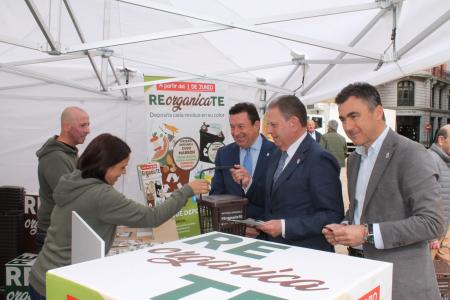 El Alcalde participa en la campaña de concienciación sobre reciclaje y el uso del cubo marrón
