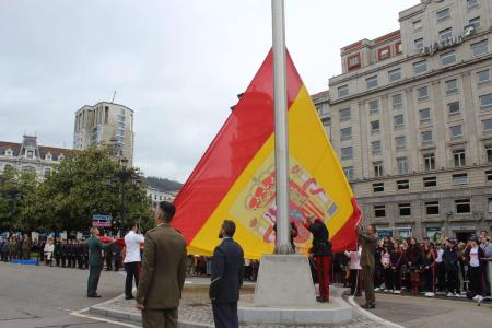 El izado solemne de la Bandera Nacional y la inauguración de la exposición estática de material militar en El Bombé abren el programa de actividades del Día de las Fuerzas Armadas en Oviedo