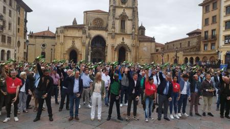 Oviedo celebra el Día Mundial de la sidra con un escanciado simultáneo con cientos de participantes