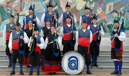 Folclore en la calle: banda de gaitas Centro Asturiano y grupo Nocéu