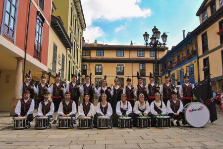 Folclore en la calle: banda de gaitas Xácara y grupo Centro Asturiano