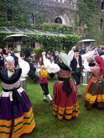 Folclore en la calle: banda de gaitas Aceveu y grupo de baile Filandón