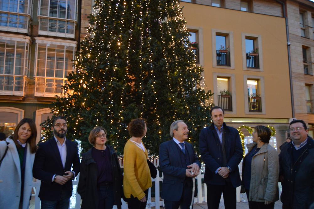 Imagen Oviedo enciende su alumbrado navideño con tres millones de puntos de luz en 215 calles